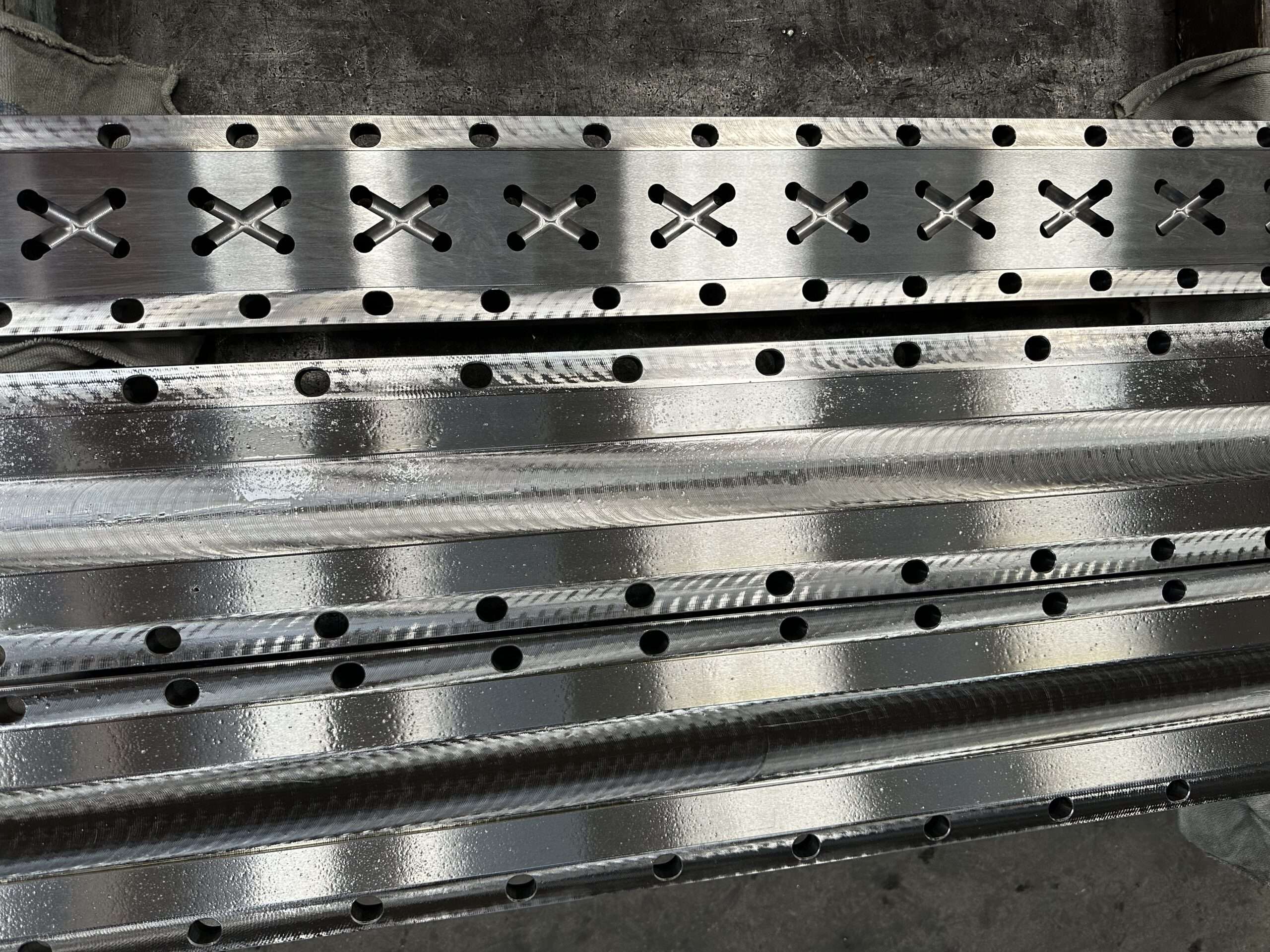 Fresatura e foratura su piastra metallica