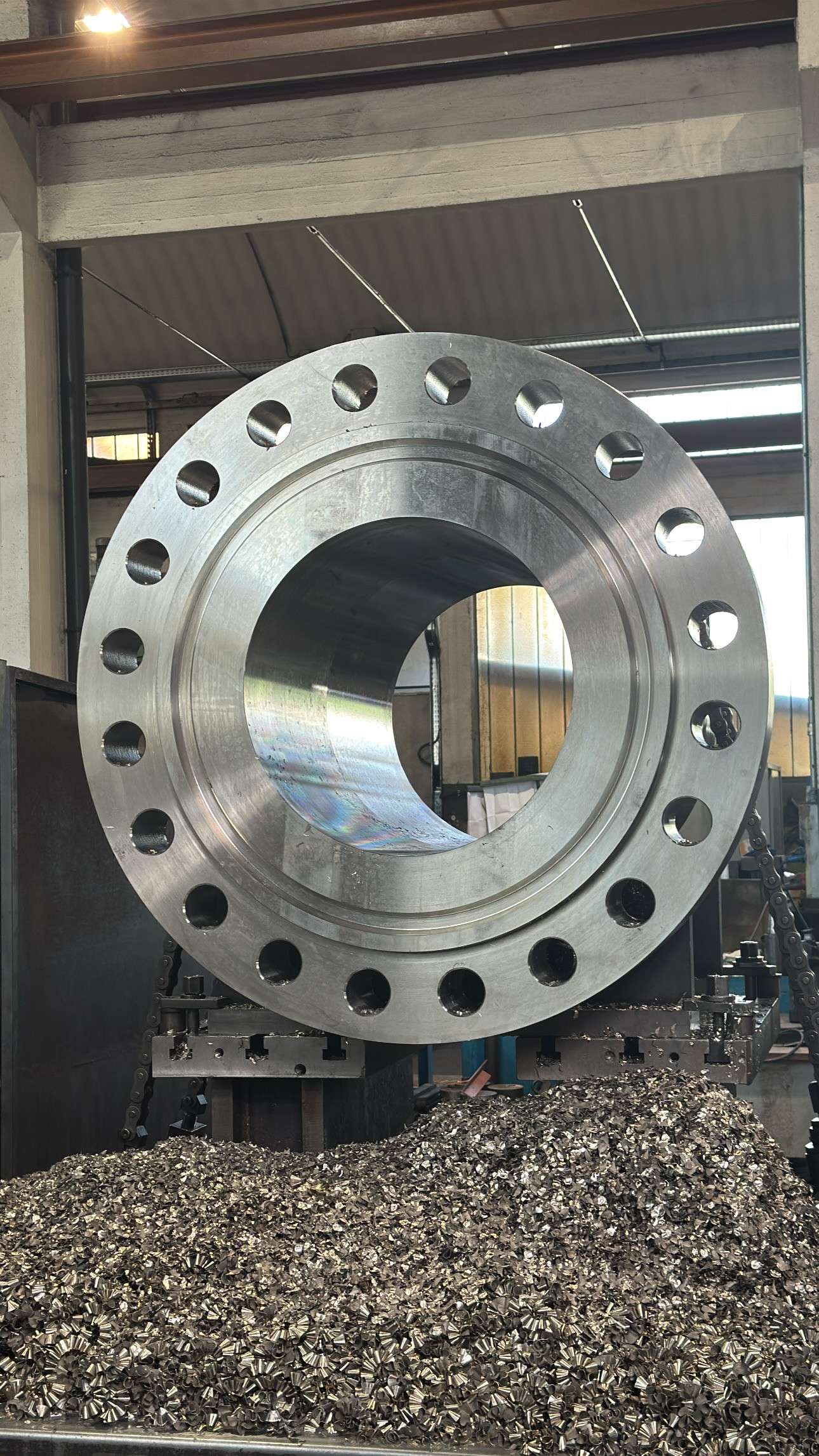 Lavorazione di flange di grandi dimensioni