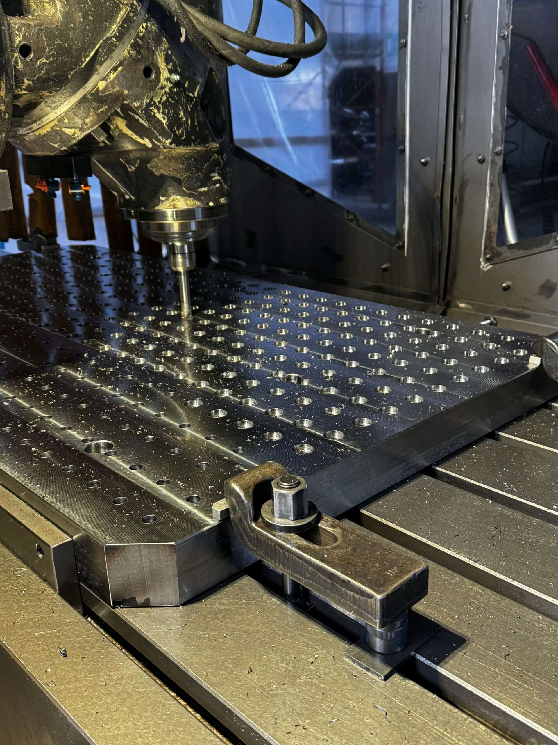 Foratura di precisione su piastra metallica