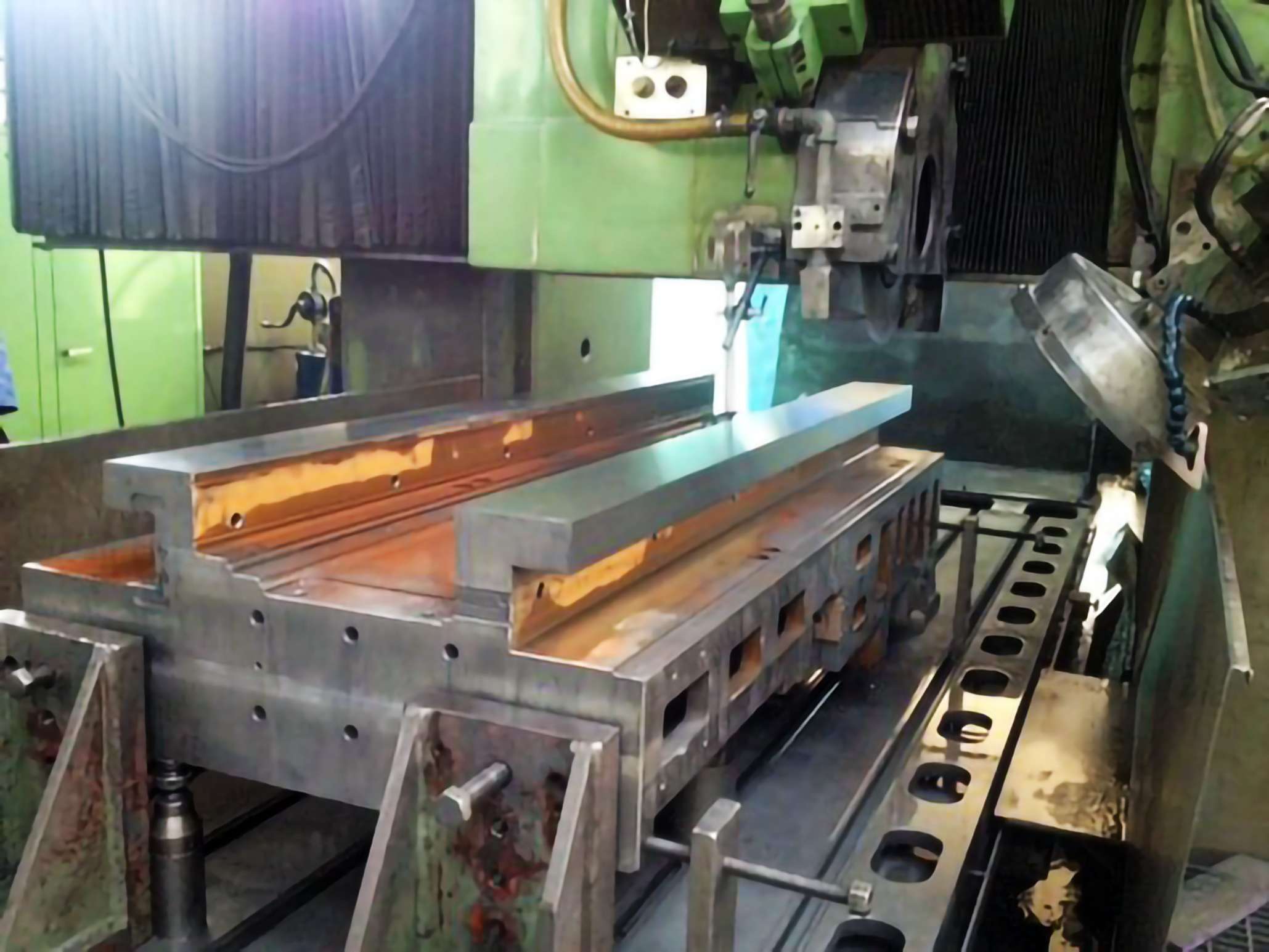 Fresatura su piano a portale per componenti strutturali