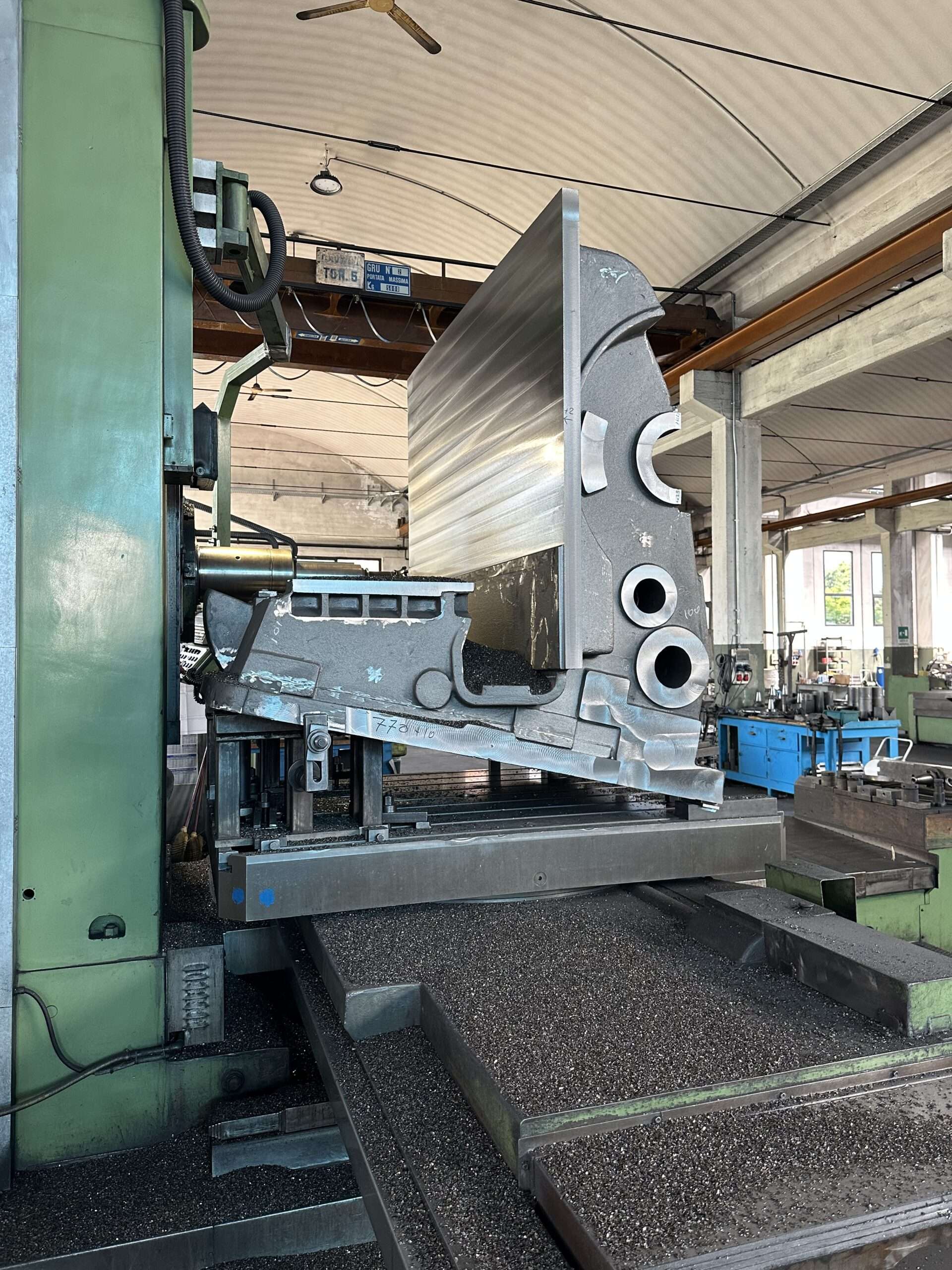 Fresatura verticale su fresatrice a montante mobile