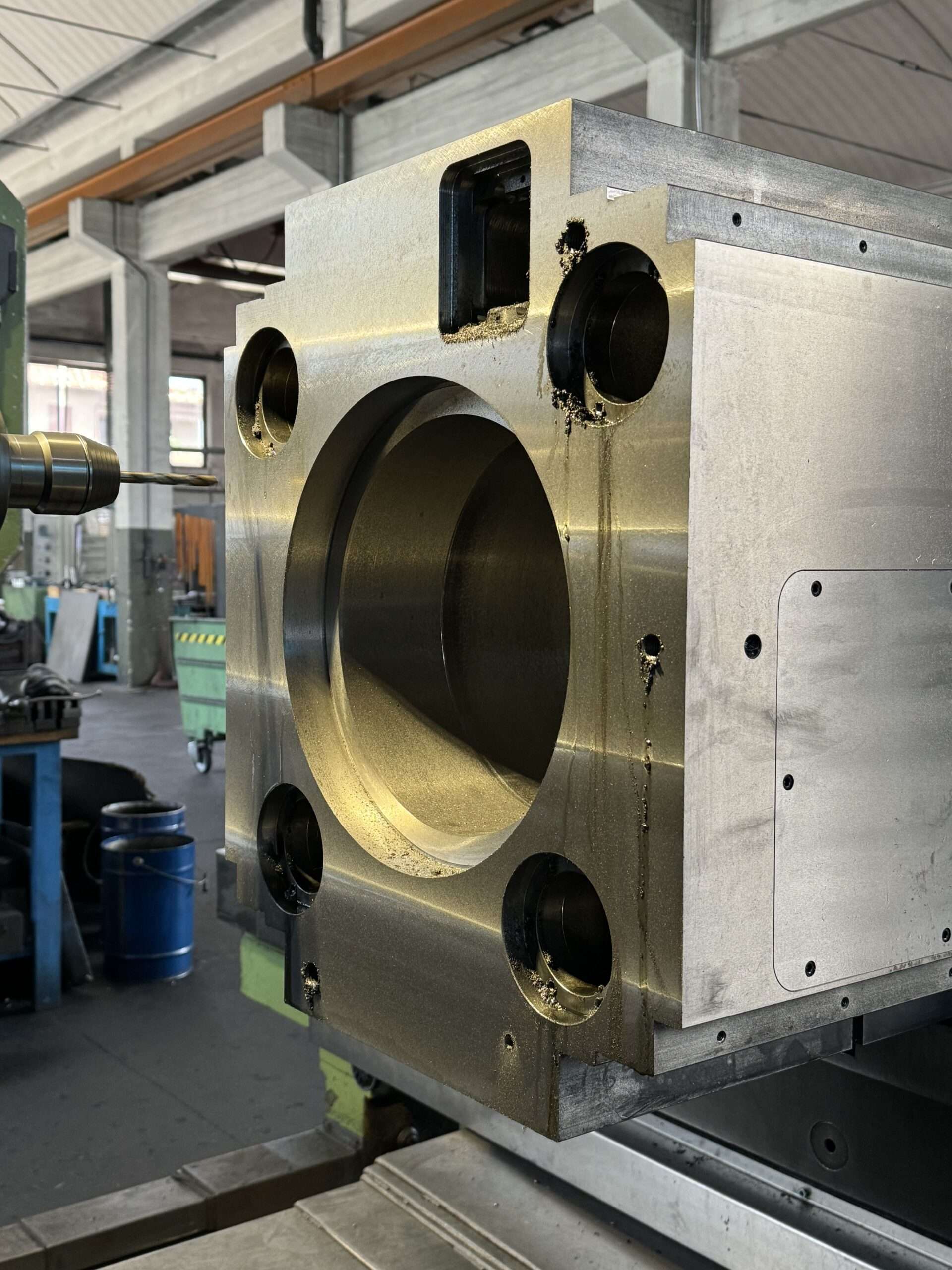 Alesatura su corpo meccanico di grandi dimensioni